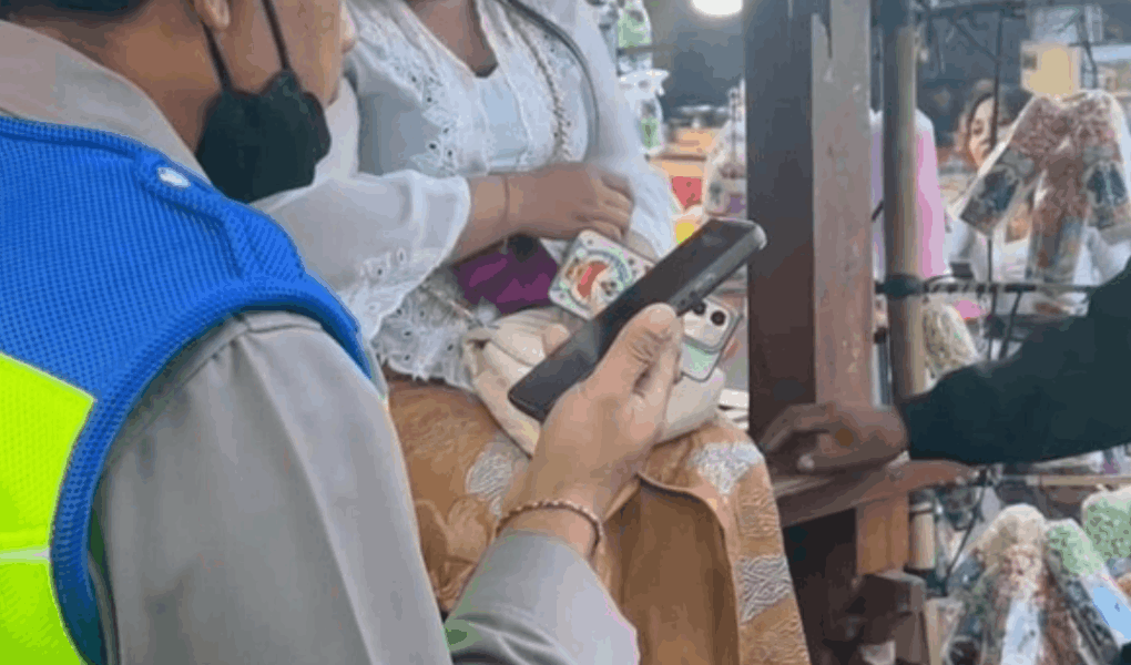 Remaja Ditinggal di Pura Besakih