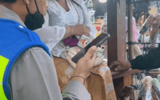 Remaja Ditinggal di Pura Besakih
