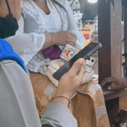 Remaja Ditinggal di Pura Besakih