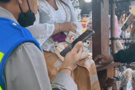 Remaja Ditinggal di Pura Besakih