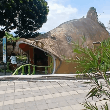 Pengunjung Kebun Binatang Bukittinggi Terkunci