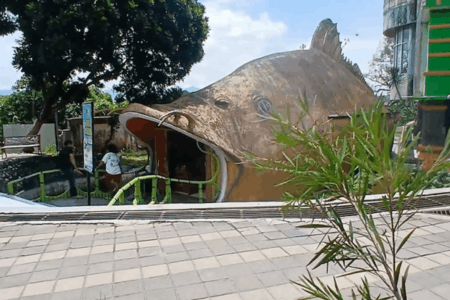 Pengunjung Kebun Binatang Bukittinggi Terkunci