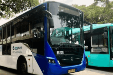 Pemotor Terobos Jalur Busway