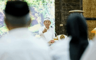 Guru gunting rambut murid Garut