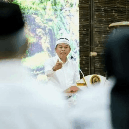 Guru gunting rambut murid Garut