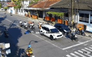 Personel Damkar pingsan di jalan
