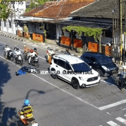 Personel Damkar pingsan di jalan