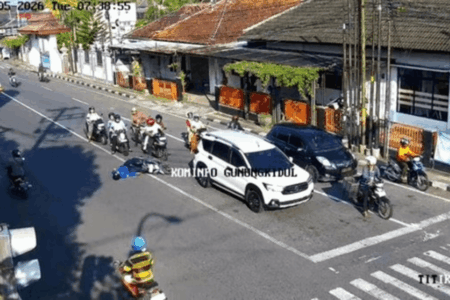 Personel Damkar pingsan di jalan