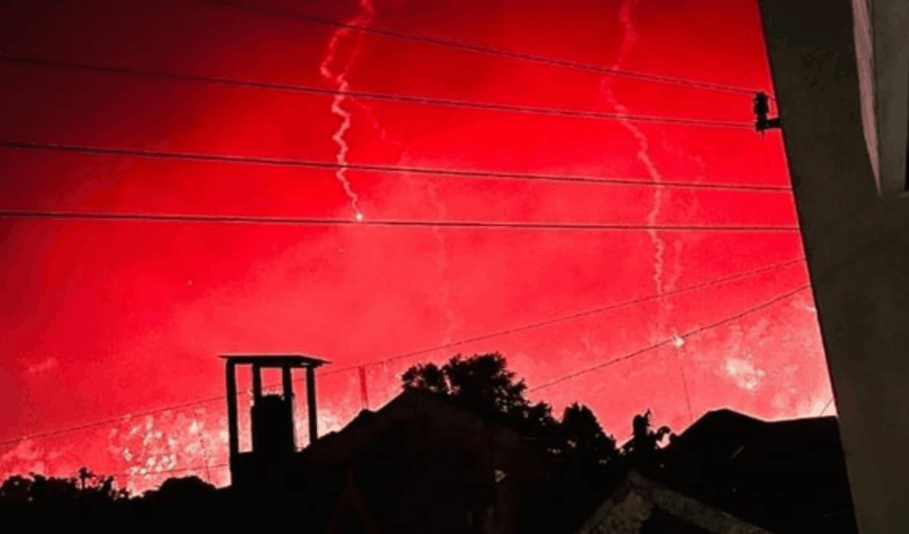 Langit Jogja Berwarna Merah