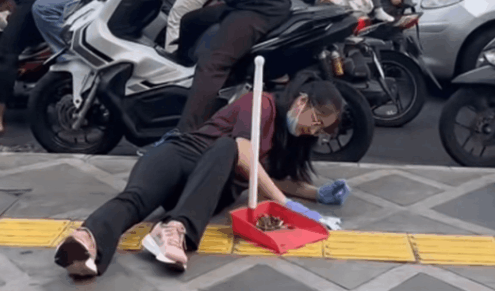 Aksi Tiduran di Trotoar
