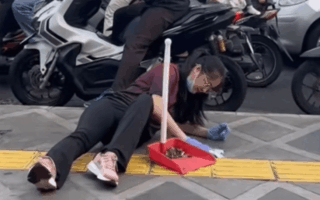 Aksi Tiduran di Trotoar