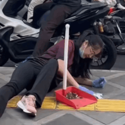 Aksi Tiduran di Trotoar