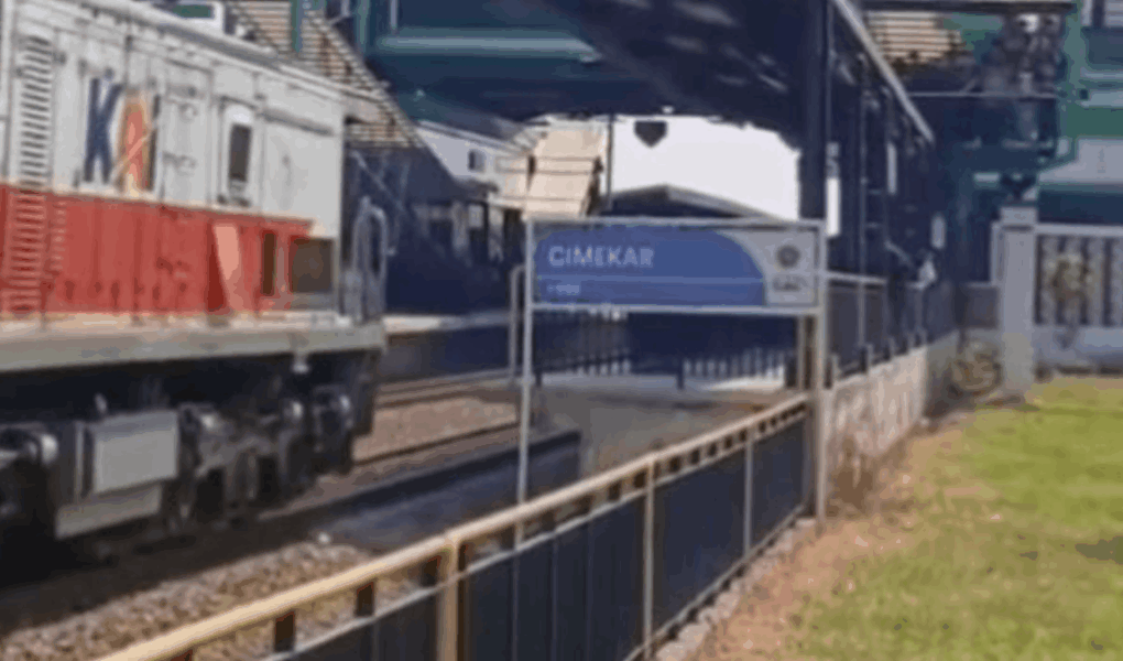 Remaja terobos Stasiun Cimekar