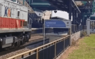 Remaja terobos Stasiun Cimekar