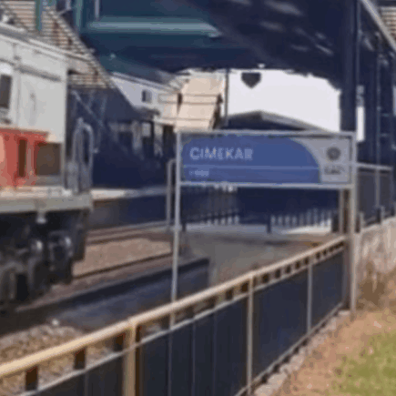 Remaja terobos Stasiun Cimekar