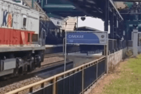 Remaja terobos Stasiun Cimekar