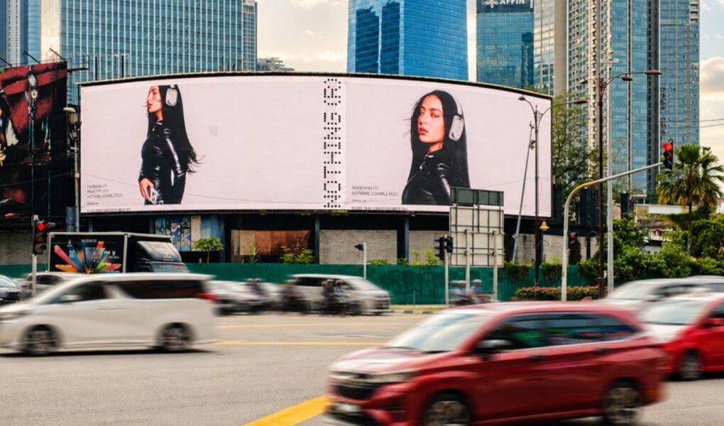 charli xcx nothing - ilustrasi berita Bukit Bintang 'Berubah Wajah' Saat Nothing Tayangkan Charli XCX di Kuala Lumpur