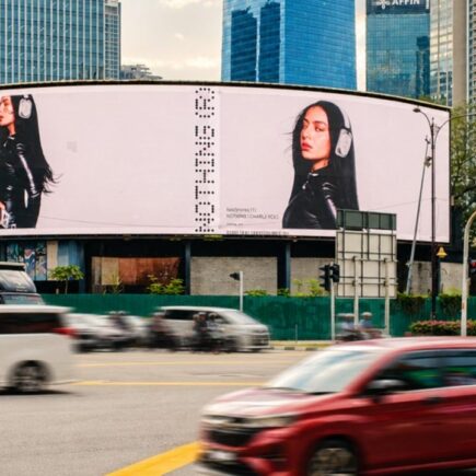 charli xcx nothing - ilustrasi berita Bukit Bintang 'Berubah Wajah' Saat Nothing Tayangkan Charli XCX di Kuala Lumpur