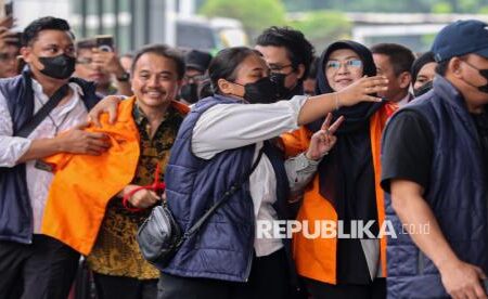 ijazah jokowi - ilustrasi artikel Berkas Ijazah Jokowi Dinilai Lengkap, Roy Suryo dan Dokter Tifa Dilimpahkan ke Kejari