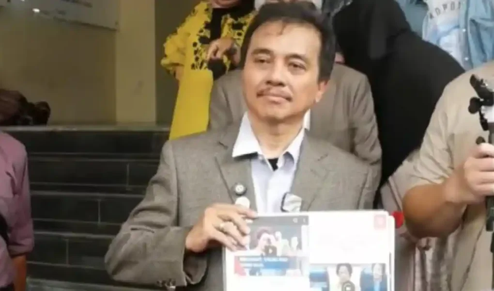 ijazah palsu jokowi - ilustrasi artikel Ijazah Palsu Jokowi: Roy Suryo dan Dokter Tifa Dikabarkan Ditangkap