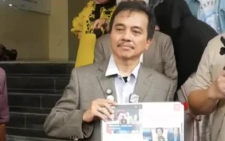 ijazah palsu jokowi - ilustrasi artikel Ijazah Palsu Jokowi: Roy Suryo dan Dokter Tifa Dikabarkan Ditangkap