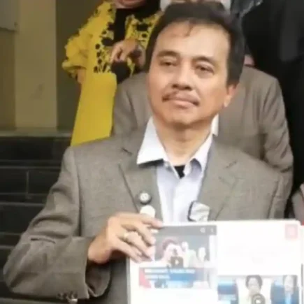 ijazah palsu jokowi - ilustrasi artikel Ijazah Palsu Jokowi: Roy Suryo dan Dokter Tifa Dikabarkan Ditangkap