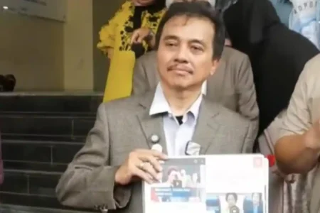 ijazah palsu jokowi - ilustrasi artikel Ijazah Palsu Jokowi: Roy Suryo dan Dokter Tifa Dikabarkan Ditangkap