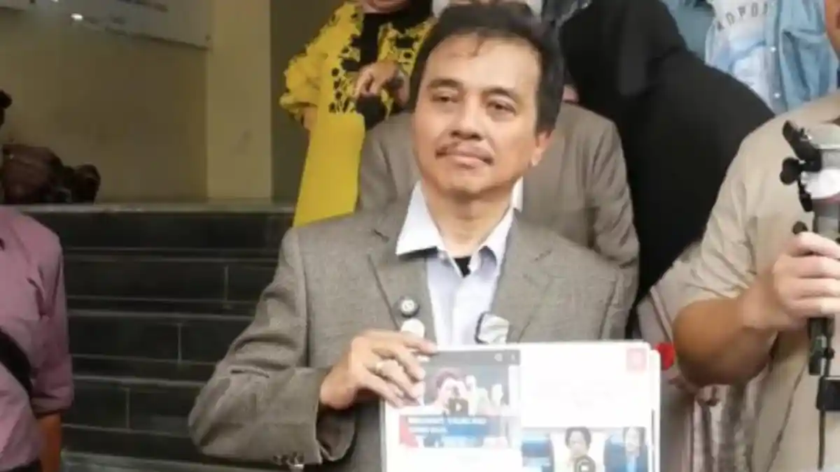 ijazah palsu jokowi Ijazah Palsu Jokowi: Roy Suryo dan Dr Tifa Ditangkap ijazah palsu jokowi - ilustrasi artikel Ijazah Palsu Jokowi: Roy Suryo dan Dokter Tifa Dikabarkan Ditangkap