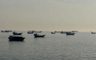 selat hormuz - ilustrasi artikel Pelayaran Global Masih Waspada Lewati Selat Hormuz Meski AS dan Iran Sepakat Berdamai