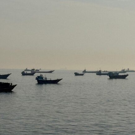 selat hormuz - ilustrasi artikel Pelayaran Global Masih Waspada Lewati Selat Hormuz Meski AS dan Iran Sepakat Berdamai