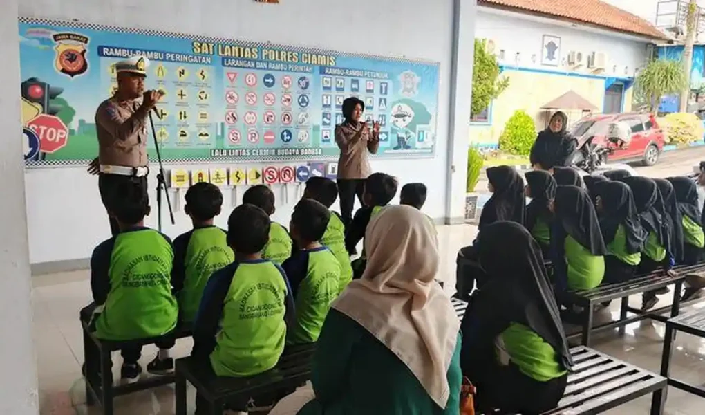 polres ciamis - ilustrasi berita Kenalkan Tertib Lalu Lintas dan Cegah Bullying, Polres Ciamis Edukasi Siswa MI Lewat…