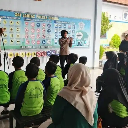 polres ciamis - ilustrasi berita Kenalkan Tertib Lalu Lintas dan Cegah Bullying, Polres Ciamis Edukasi Siswa MI Lewat…