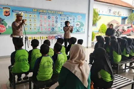 polres ciamis - ilustrasi berita Kenalkan Tertib Lalu Lintas dan Cegah Bullying, Polres Ciamis Edukasi Siswa MI Lewat…
