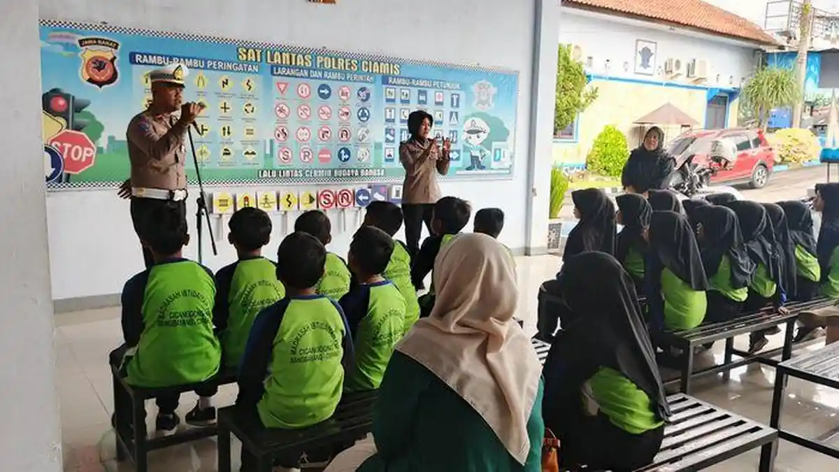 polres ciamis Kenalkan Tertib Lalu Lintas dan Cegah Bullying, Polres Ciamis… polres ciamis - ilustrasi berita Kenalkan Tertib Lalu Lintas dan Cegah Bullying, Polres Ciamis Edukasi Siswa MI Lewat…