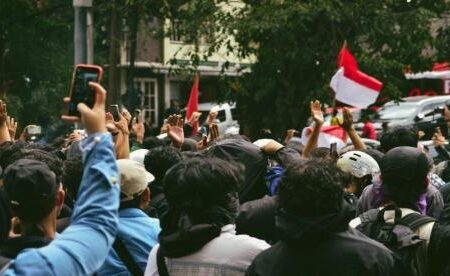 retakan banten - ilustrasi artikel Butuh Teks Lengkap Retakan Banten untuk Menulis Ulang
