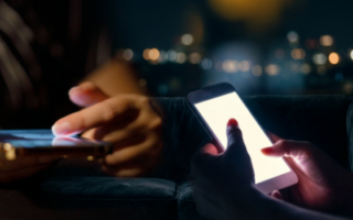 silent scrolling - ilustrasi berita Silent scrolling dan ilusi hubungan sosial: Ketika 'bersosial' di layar tak…
