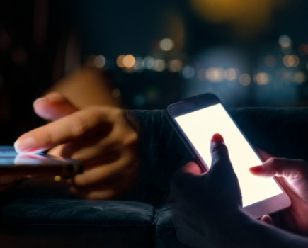 silent scrolling - ilustrasi berita Silent scrolling dan ilusi hubungan sosial: Ketika 'bersosial' di layar tak…