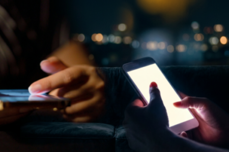 silent scrolling - ilustrasi berita Silent scrolling dan ilusi hubungan sosial: Ketika 'bersosial' di layar tak…