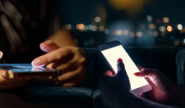 silent scrolling Silent scrolling dan ilusi hubungan sosial: Ketika… silent scrolling - ilustrasi berita Silent scrolling dan ilusi hubungan sosial: Ketika 'bersosial' di layar tak…
