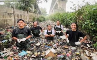sungai kotor - ilustrasi artikel Ketika Sungai Kotor Menjadi Pesan Publik