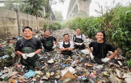 sungai kotor - ilustrasi artikel Ketika Sungai Kotor Menjadi Pesan Publik