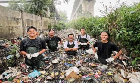 sungai kotor Sungai Kotor Jadi Pesan Publik sungai kotor - ilustrasi artikel Ketika Sungai Kotor Menjadi Pesan Publik