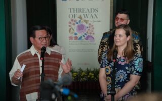 threads of wax - ilustrasi artikel Buka Pameran Threads of Wax di Kota Tua, Gubernur Pramono Puji Kolaborasi Budaya…