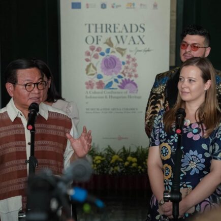 threads of wax - ilustrasi artikel Buka Pameran Threads of Wax di Kota Tua, Gubernur Pramono Puji Kolaborasi Budaya…