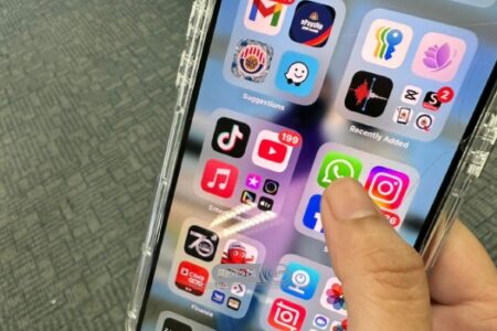 algoritma media sosial - ilustrasi artikel Apakah algoritma media sosial mengubah pilihan pemilih?