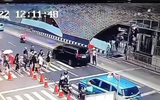 alphard viral - ilustrasi artikel Terungkap Pemilik Alphard Viral di Bundaran HI: Identitas DD alias A Belum Balik Nama
