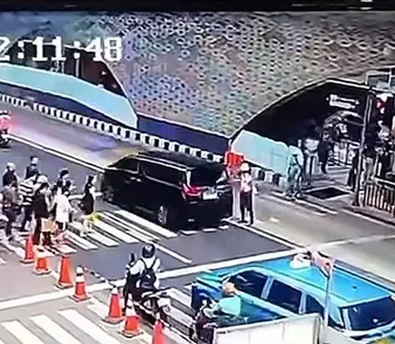 alphard viral - ilustrasi artikel Terungkap Pemilik Alphard Viral di Bundaran HI: Identitas DD alias A Belum Balik Nama