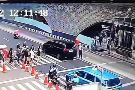 alphard viral - ilustrasi artikel Terungkap Pemilik Alphard Viral di Bundaran HI: Identitas DD alias A Belum Balik Nama