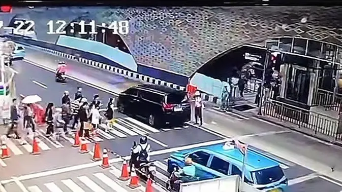 alphard viral - ilustrasi artikel Terungkap Pemilik Alphard Viral di Bundaran HI: Identitas DD alias A Belum Balik Nama