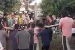 evakuasi mbah doso Evakuasi Mbah Doso di Mojokerto Pakai Truk evakuasi mbah doso - ilustrasi artikel Evakuasi Mbah Doso di Mojokerto Viral: Dievakuasi Pakai Bale Bambu dan Truk…